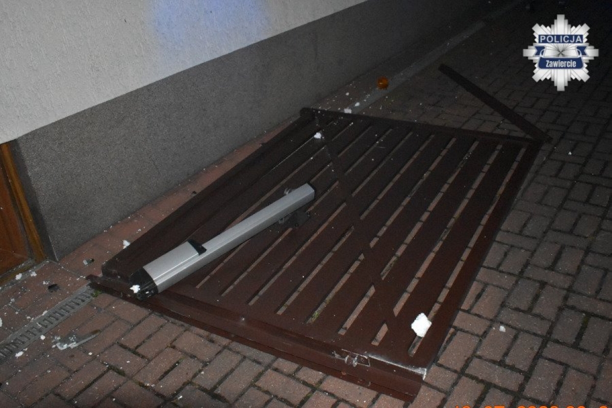 Pijany 19-latek z Ukrainy wjechał ludziom BMW w dom - fot. 3