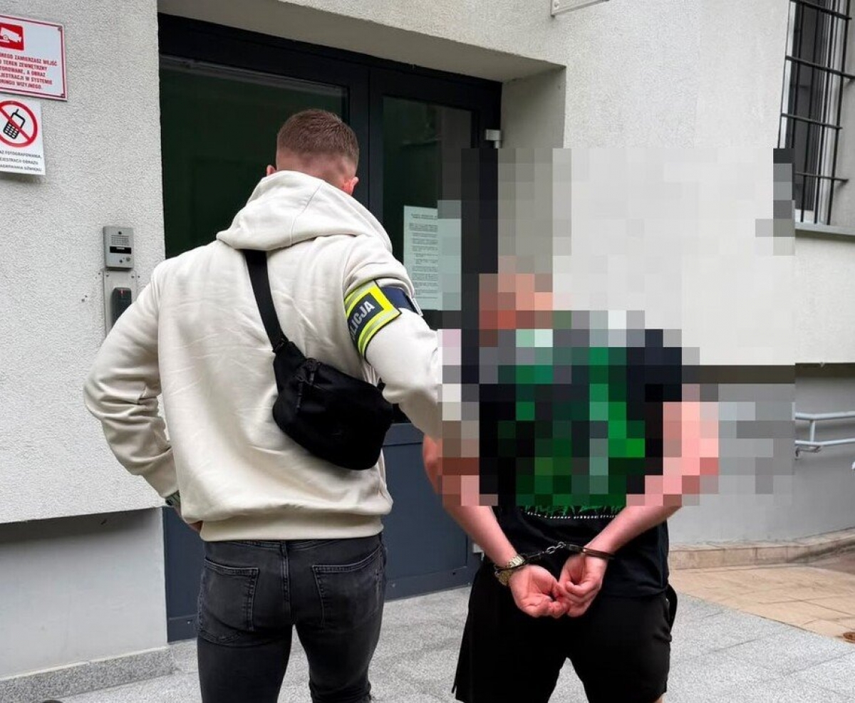 Skakał po dachu i masce zaparkowanego auta. Wszystko nagrały kamery - fot. 1